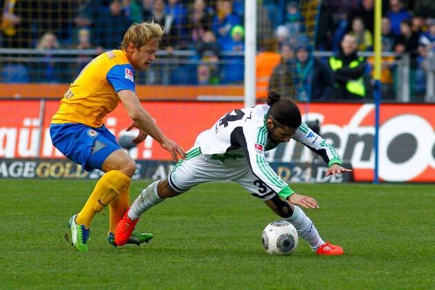 Zweikampf - Ricardo Rodriguez (VfL Wolfsburg) gegen Jan Hochscheidt (Eintracht Braunschweig) - 1. Fußball Bundesliga Punktspiel Saison 2013-2014 Eintracht Braunschweig vs. VfL Wolfsburg im Eintracht Stadion in Braunschweig - Aktion,Deutschland, Fußball, Mann, Männer,15.03.2014