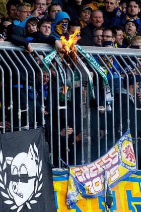 Fans von Eintracht Braunschweig verbrennen Fanschals vom VfL Wolfsburg - 1. Fußball Bundesliga Punktspiel Saison 2013-2014 Eintracht Braunschweig vs. VfL Wolfsburg im Eintracht Stadion in Braunschweig - Deutschland, Fußball, Mann, Männer,15.03.2014