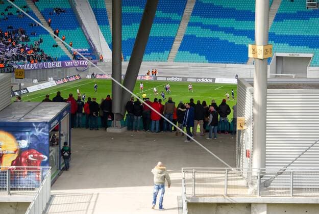 16. März 2014: Leipzig, Red Bull Arena: Fussball 3. Liga: RB Leipzig - : Fans von RB Leipzig beobachten das Spiel aus dem Fanblock.