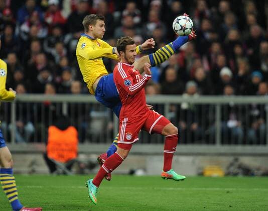 11.03.2014, Fussball, Saison 2013-2014, UEFA Champions League, Achtelfinale, FC Bayern München - Arsenal London, Per Mertesacker (Arsenal London), li., gegen Mario Goetze (Mario Götze, FC Bayern München)