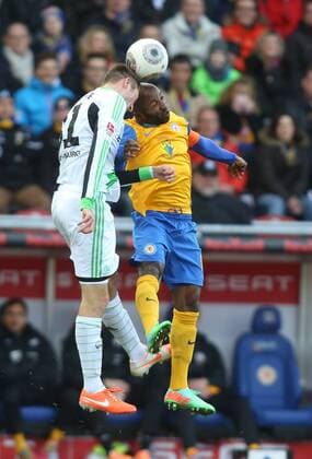 Robin Knoche, Dominick Kumbela Zweikampf Aktion Spielszene Eintracht Braunschweig - VfL Wolfsburg Bundesliga DFL 15.03.2014 Fußball Fussball Eintracht-Stadion Braunschweig Herren Saison 2013 2014