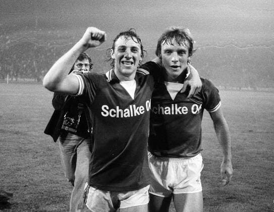 UEFA-CUP 1976 77. FC Schalke 04 - FC Porto 3:2 29.9.1976. Bernd Thiele (l.) und Rüdiger Abramczik nach dem Spiel HM