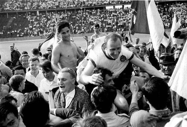 Tennis Borussia Berlin - Bayern Muenchen Aufstiegsjubel von Bayern Muenchen Gerd Mueller und Dieter Brenninger mit den Fans HM