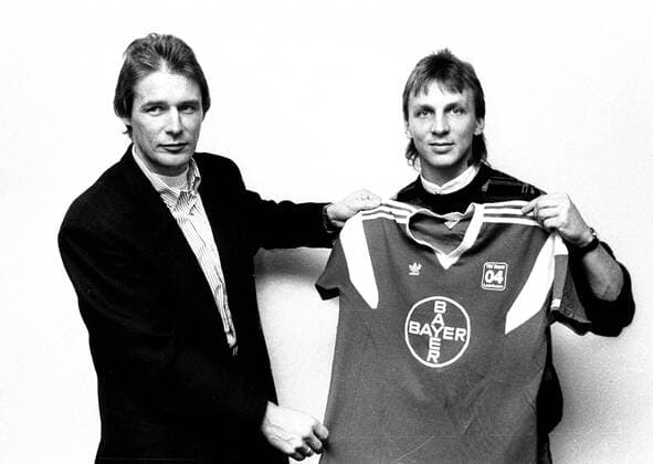 Andreas Thom wird bei Bayer Leverkusen als Neuzugang vorgestellt 15.12.1989. Links: Trainer Juergen Gelsdorf. HM