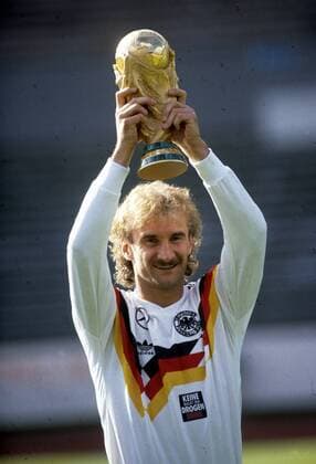 Rudi Völler (Deutschland) mit dem Fussball Weltpokal HM