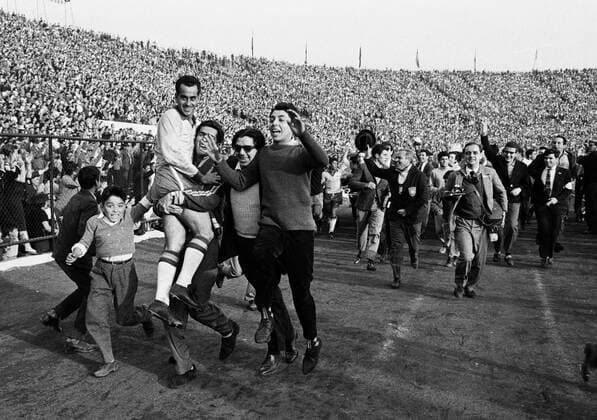 Fussball-WM 1962 Finale Brasilien-CSSR 3:1 Fans mit den Spielern nach dem Spiel HM