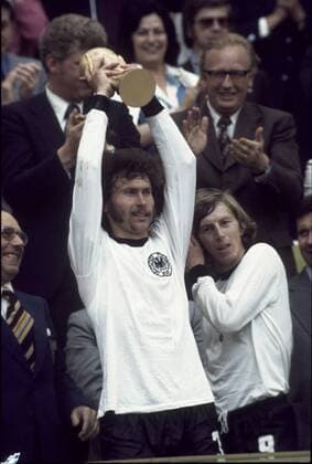 WM 74 Finale: PAUL BREITNER (BR Deutschland) mit WM-Pokal, re. Jürgen Grabowski . HM