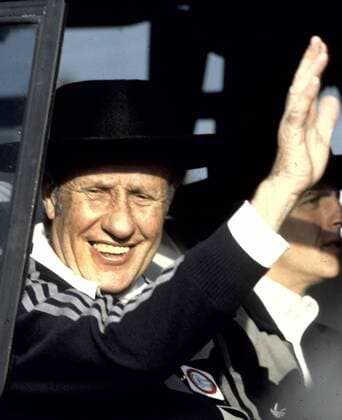 Bundestrainer Helmut Schön (BR Deutschland) winkt aus Bus Weltmeisterschaft 1978 HM
