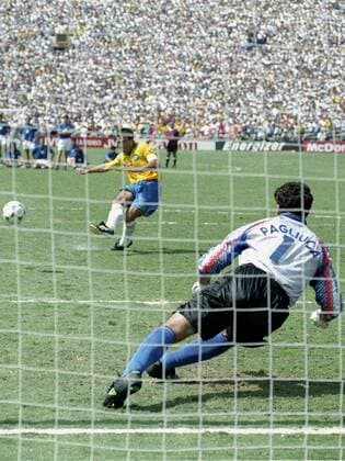 Fußballweltmeisterschaft 1994 in USA: Finale Brasilien - Italien 3:2 n. E. Dunga verwandelt Elfmeter gegen Torwart Pagliuca zum 3:2 für Brasilien HM