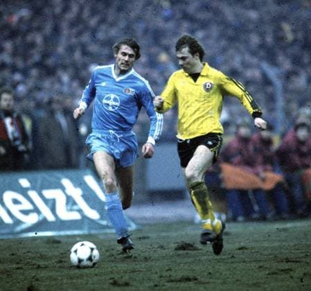 Fußball, Europapokal der Pokalsieger 1985 1986, Bayer 05 Uerdingen - Dynamo Dresden 7-3 Uefa-Cup: Bayer 05 Uerdingen - Dynamo Dresden (7:3 19.3.1986). Rudi Bommer (l.) im Zweikampf. HM