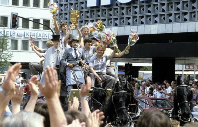 Triumphfahrt der Uerdinger mit dem DFB Pokal am 27.5.1985 in Krefeld. HM