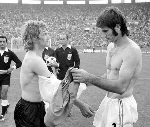 WM 74: Deutschland - Jugoslawien in Düsseldorf: Trikottausch Dieter Herzog und Ivan Buljan HM