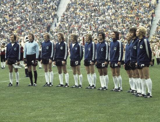 Fussball-Weltmeisterschaft 1974 Finale Team Deutschland v.l. Franz Beckenbauer, Torwart Sepp Maier, Hans Georg -Katsche- Schwarzenbeck, Rainer Bonhof, Bernd Hölzenbein, Jürgen Grabowski, Gerd Müller, Wolfgang Overath, Berti Vogts, Paul Breitner, Uli Hoeness HM