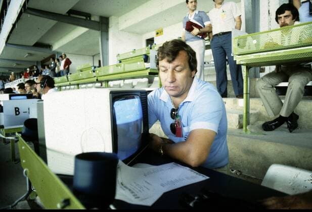 WM 82: Deutschland - Oesterreich 1:0 25.6. in Gijon. Horst-Dieter Höttges auf der Pressetribüne. HM
