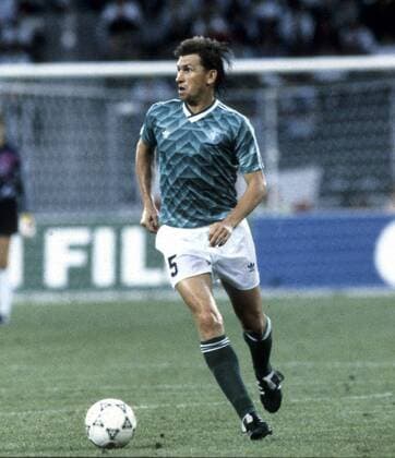 WM 1990 in Italien. Halbfinale: Deutschland - England 1:1 n.V. 4:3 n. E. Klaus Augenthaler, Aktion HM