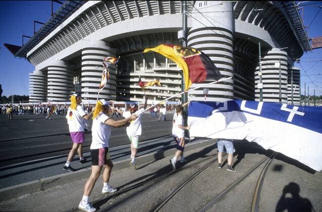 1 Jahr bis WM 2022: Historie, Stadien und Architektur Fussball Weltmeisterschaft 1990: Deutsche Fans vor dem Stadio Giuseppe Meazza in Mailand HM