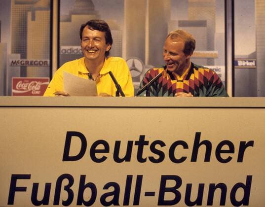 Weltmeisterschaft 1994 in den USA. Pressekonferenz des DFB in Chikago: Pressechef Wolfgang Niersbach (li.) und Bundestrainer Berti Vogts. HM
