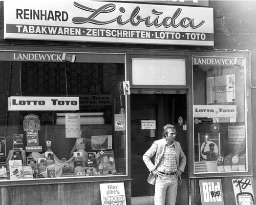 Reinhard -Stan- Libuda vor seinem Toto-Lotto Geschäft 1975 HM