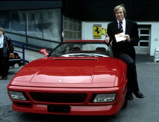 Günter Netzer mit seinem neuen roten Ferrari 348 . 8 91 HM