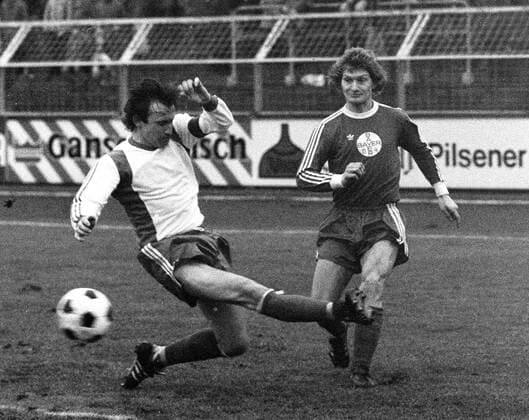Bayer Leverkusen - VFL Wolfsburg Dieter Herzog (r.) flankt HM