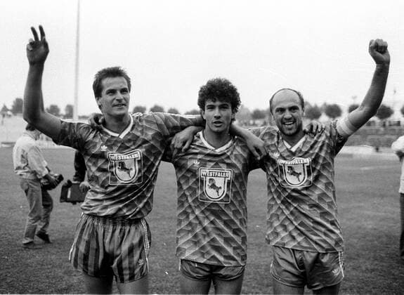 Aufstiegsrunde zur 2. Fussball-Bundesliga: MSV Duisburg - Preussen Muenster 1:3 1.6.1989. V.l: Guido Fleige, Christos Orkas u. Ulrich Gaeher (Muenster) jubeln nach dem Schlusspfiff. HM
