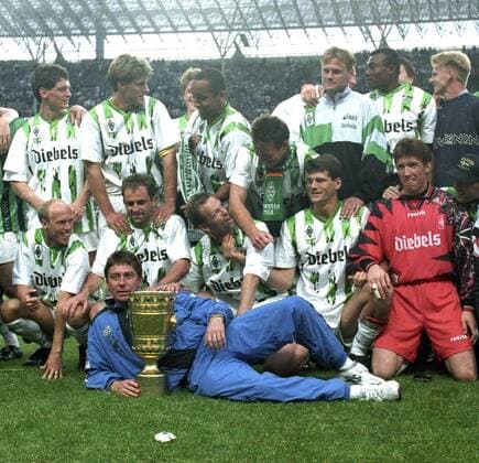 Borussia Mönchengladbach, DFB-Pokalsieger 1995, hi.v.li.: Karlheinz Pflipsen, Michael Klinkert, Martin Dahlin, Jörg Neun, Bachirou Salou, vorn: Peter Wynhoff, Christian Hochstätter und Holger Fach, liegend Trainer Bernd Krauss HM