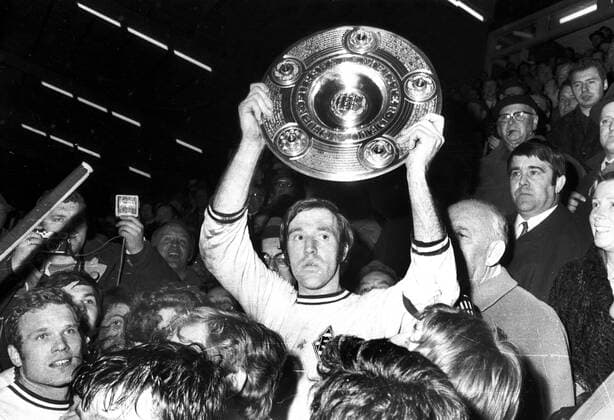Günther Netzer (Borussia Mönchengladbach) präsentiert die Meisterschale 1970 HM