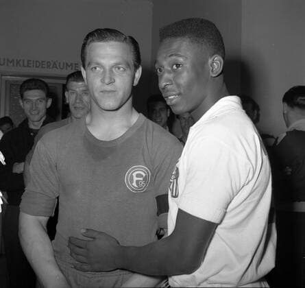 Freundschaftsspiel Fortuna Düsseldorf - FC Santos Juni 1959: Hier Erich Juskowiak und Pele HM