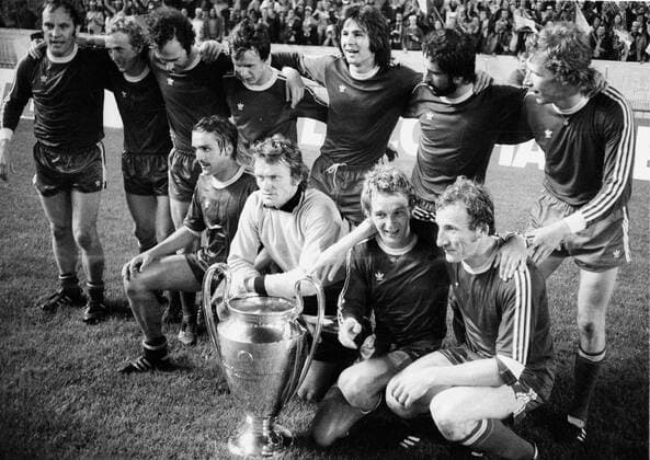 FC Bayern München, Europapokal der Landesmeister 1975, Team FC Bayern mit dem Pokal, hi.v.li.: Franz -Bulle- Roth, Bernd Dürnberger, Franz Beckenbauer, Klaus Wunder, Josef Weiß, Gerd Müller, Conny Torstensson, vorn: Jupp Kapellmann, Torwart Sepp Maier, Rainer Zobel, Hans Georg -Katsche- Schwarzenbeck HM