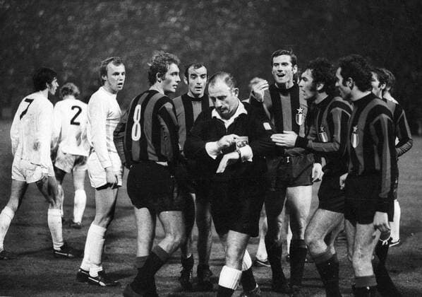 Fußball, Europapokal der Landesmeister 1971 1972, Borussia Mönchengladbach - Inter Mailand 7-1 Europapokal der Landesmeister Achtelfinale: Borussia Mönchengladbach - Inter Mailand 7:1. 20.10.1971. Schiedsrichter Doorpmans wird von Mailänder Spielern umringt. Li: Hans Jürgen Wittkamp (MG). HM