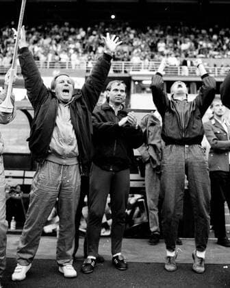 Aufstiegsrunde zur 2. Fussball-Bundesliga: MSV Duisburg - Preussen Münster 1:3 1.6.1989. jubel auf der Münsteraner Trainerbank. Mitte: Trainer Helmut Horsch. HM