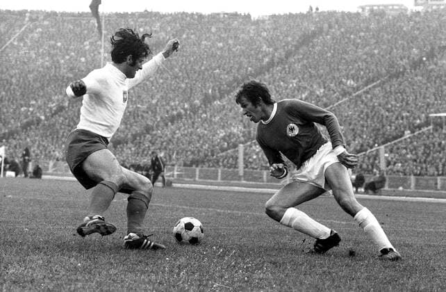 EM - Qualif. Polen-Deutschland 1:3 Warschau 10.10.1971 Jupp Heynckes im Zweikampf HM