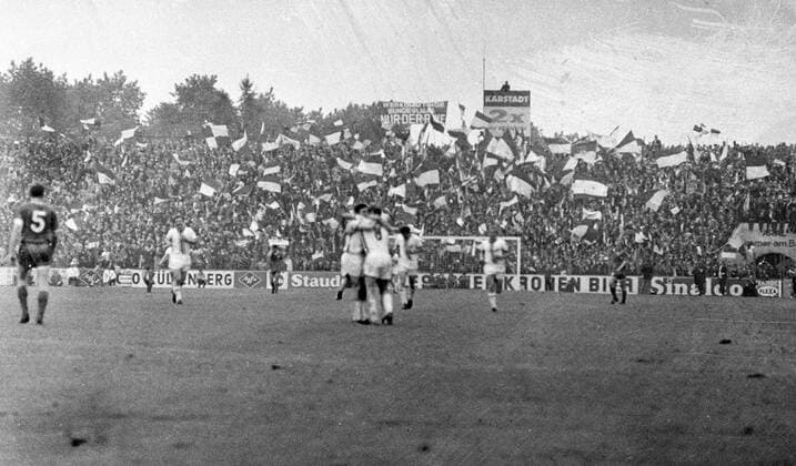 Rot-Weiss Essen Westkurve 1.6.1969 mit Fahnen HM