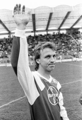 Andreas Thom 1. Spiel in der Bundesliga Bayer 04 Leverkusen- FC 08 Homburg: Andreas Thom winkt HM
