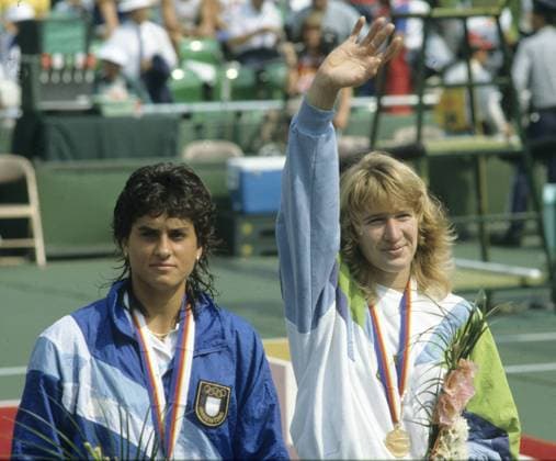 Olympiade 1988 in Seoul Tennis, Frauen Steffi Graf (Deutschland) mit Goldmedaille, Gabriela Sabatini (Argentinien), Silber HM