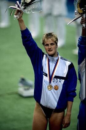 Olympiade 1988 in Seoul Kristin Otto (DDR) winkt mit Blumen und Goldmedaille HM
