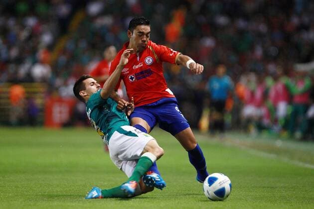 LEON, MEXICO - MARZO 22: Fernando Navarro (I) del Leon y Marco Fabian (D) de la Mora del Cruz Azul durante el juego de la jornada 12 del Torneo Clausura 2014 de la Liga Bancomer MX en el Estadio Nou Camp, el 22 de Marzo de 2014 en Leon, Mexico - Club Leon vs CD Cruz Azul - Clausura 2014 Liga Bancomer MX 