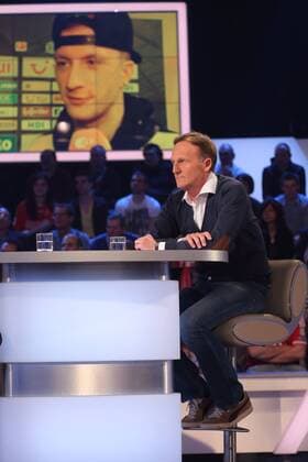 HANS-JOACHIM WATZKE (Geschäftsführer Borussia Dortmund); auf der Leinwand zu sehen Marco Reus - DAS AKTUELLE SPORTSTUDIO ZDF, IN MAINZ 