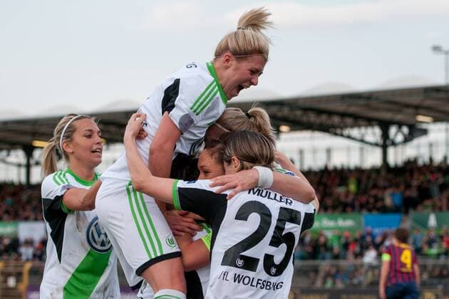 Fussball, Frauen Champions-League Viertelfinale, VfL Wolfsburg - FC Barcelona, v.li.: Torjubel beim der Mannschaft des VfL Wolfsburg über das 1:0 von Nadine Keßler (Nadine Kessler, VfL Wolfsburg), xobx