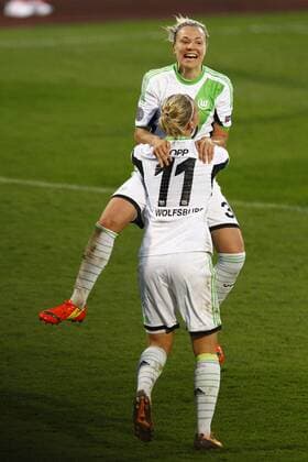 23.03.2014, VfL Stadion am Elsterweg, Wolfsburg, Frauenfussball, Champions-League, Viertelfinale, Hinspiel, VfL Wolfsburg (GER) vs FC Barcelona (ESP), im Bild Die Torschützin zum 3:0 für Wolfsburg, Zsanett Jakabfi (3, VfL Wolfsburg), springt Alexandra Popp (11, VfL Wolfsburg) in die Arme GER, CL, VfL Wolfsburg (GER) vs FC Barcelona (ESP)