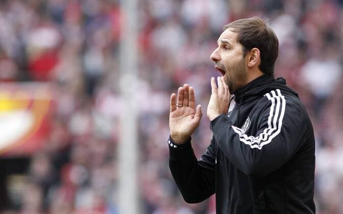 Köln, RheinEnergieStadion, 22.03.14: Aalens Trainer Stefan Ruthenbeck energisch im Spiel zwischen 1.FC Köln vs. VFR Aalen in der 2. Deutschen Bundesliga in der Saison 2013 2014.