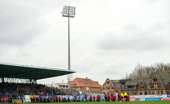 23. März 2014: Chemnitz, Stadion an der Gellertstrasse: Fussball 3. Liga, 30. Spieltag: Chemnitzer FC - die Tribüne rechts ist bereits abgerissen, die Haupttribüne (l) steht noch .