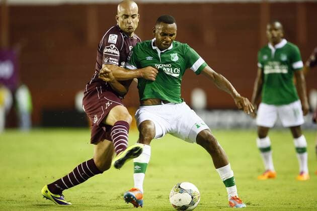 Santiago Silva de Lanus vs John Viafara de Dep Cali. CA Lanus Buenos Aires vs AC Deportivo Cali. Copa Libertadores 2014. Estadio: Ciudad de Lanus, Buenos Aires. Foto: JavierGarciaMartino Photogamma.