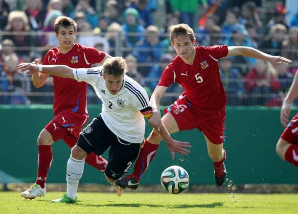 GER, U16 Freundschaftsspiel Deutschland - Tschechien 27.03.14, Markranstädt, Stadion am Bad, GER, Aue , U16 Nationalmannschaft, Freundschaftsspiel, Deutschland vs Tschechien im Bild: Felix Passlack (Deutschland) gegen Roman Marsik (Tschechien)