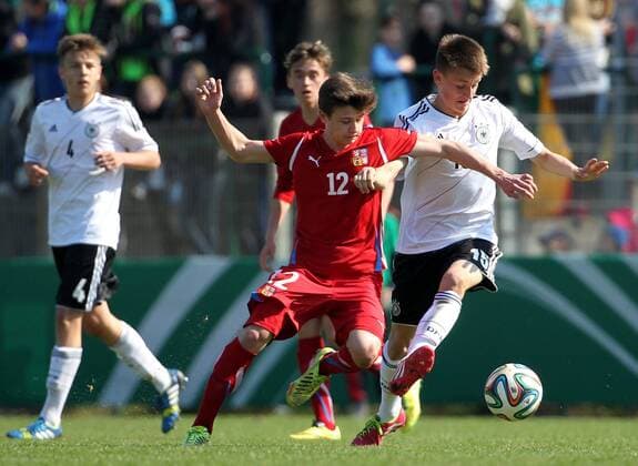 GER, U16 Freundschaftsspiel Deutschland - Tschechien 27.03.14, Markranstädt, Stadion am Bad, GER, Aue , U16 Nationalmannschaft, Freundschaftsspiel, Deutschland vs Tschechien im Bild: Felix Beiersdorf (Deutschland) gegen Dominik Breda (Tschechien)