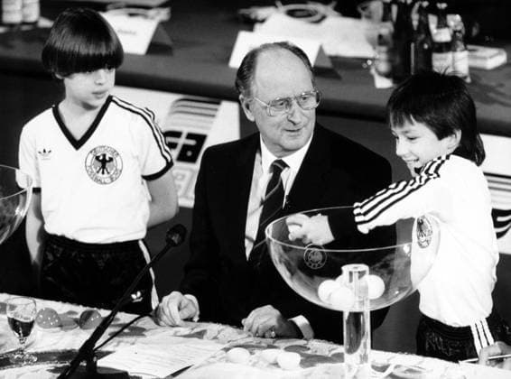 Auslosung der Qualifikationsgruppen zur Europameisterschaft 1988: Babsi Müller vom FSV Frankfurt zieht unter Aufsicht von UEFA-Generalsekretär Hans Bangerter die Lose, li. der andere Loszieher Marcel Katzenmeier
