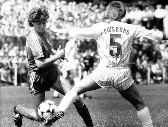 Deutsche Frauenfußball-Meisterschaft Finale, KBC Duisburg - FC Bayern München: Karin Danner (li., Bayern) umspielt Elke Thulke (Duisburg)