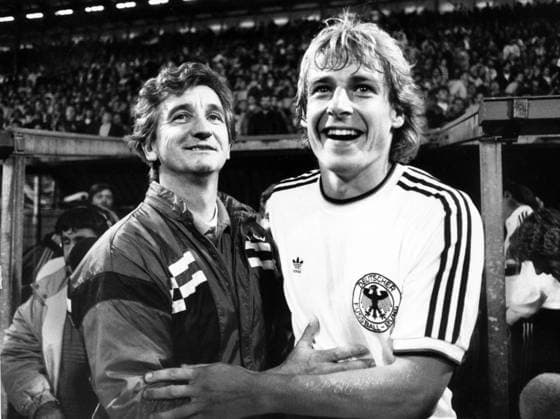 Olympia-Qualifikation, BR Deutschland - Rumänien in Dortmund: Trainer Hannes Löhr (li.) freut sich mit dem zweifachen Torschützen Jürgen Klinsmann (beide BRD) über die Qualifikation