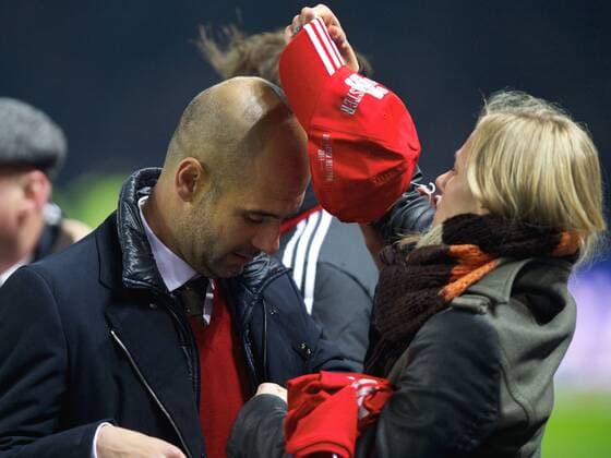 Fussball DFL 1Bundesliga Berlin 25.03.2014 Olympiastadion Berlin Hertha BSC geg 1 FC Bayern München (Muenchen)1:3 Josep GUARDIOLA Trainer FCB erhaelt von Kathleen KRUEGER (KRÜGER) Team Managerin FCB ein Meister Basecap