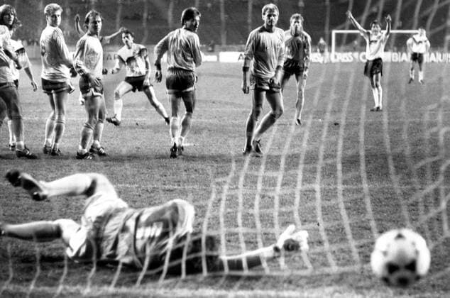 Vierländerturnier in Berlin, BR Deutschland - Schweden, v.li.: Glenn Strömberg, Jonas Thern, Hans Holmquist (alle Schweden), Thomas Allofs (BRD) mit dem Treffer zum 1:0, Roland Nilsson, Glenn Hysen, Johnny Ekström (alle Schweden), Matthias Herget (BRD), vo.: Torwart Jan Möller (Schweden)